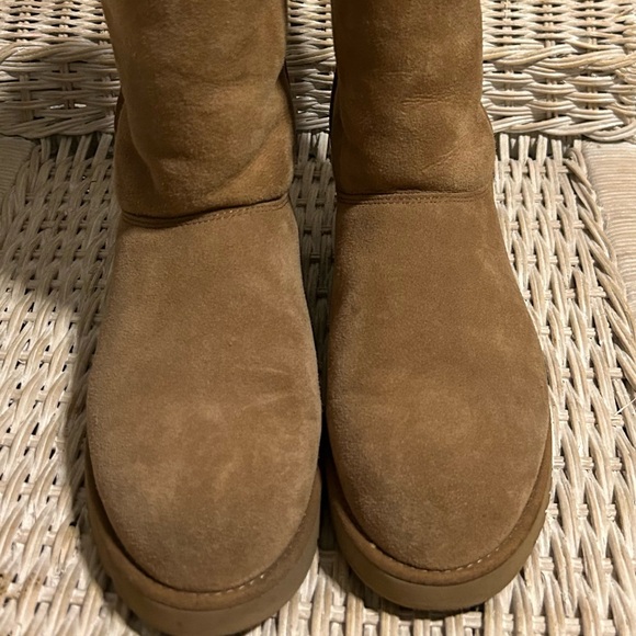 Ugg Boots - Picture 1 of 4